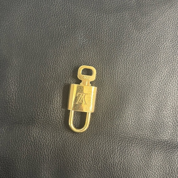 LV lock and Key #309 - Picture 1 of 4
